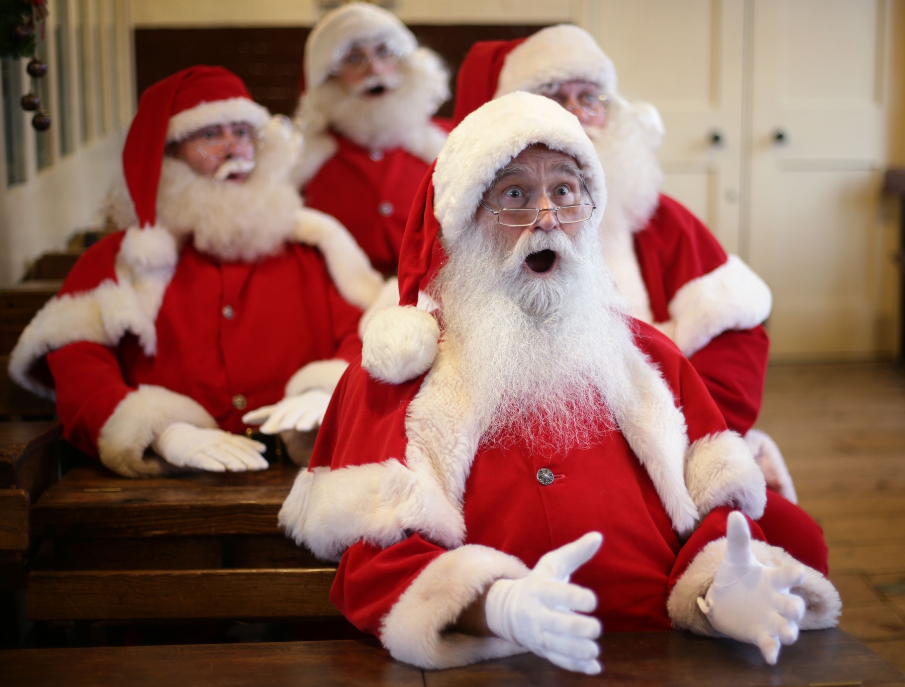 Чем отличается санта от деда. Какого цвета Санта Клаус в Америке. Real Santa Claus. Санта Клаус Шанель. Санта брокер.