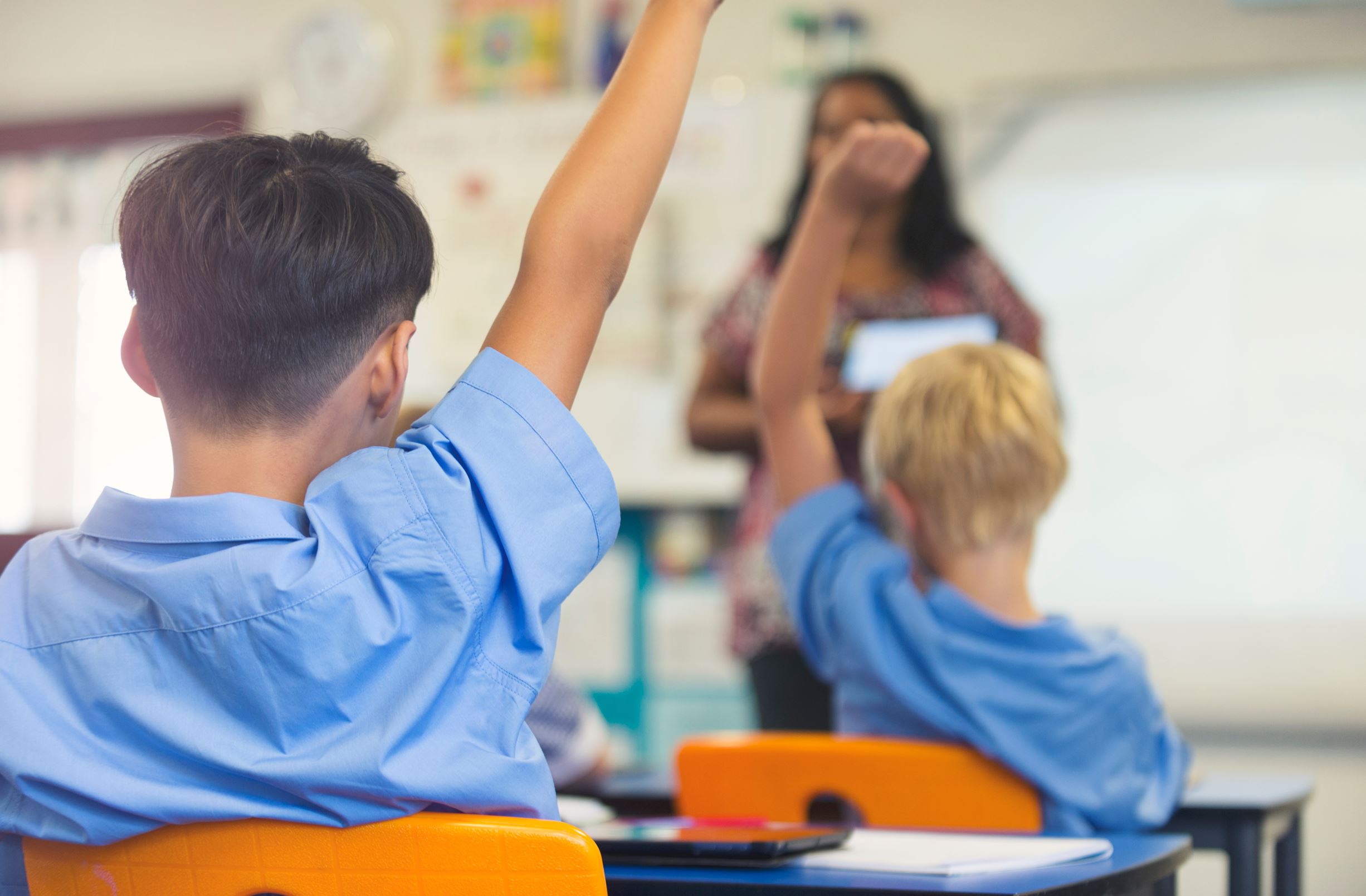 Поднятая рука 40 лет. Поднятая рука в аудитории. teacher and student. get respectful relationships with teacher. поднятая рука в тимс.